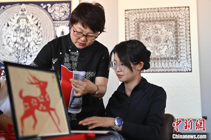 6月6日，在甘肅敦煌青年夜校課程中，青年學員學習敦煌非遺剪紙課程。李亞龍 攝
