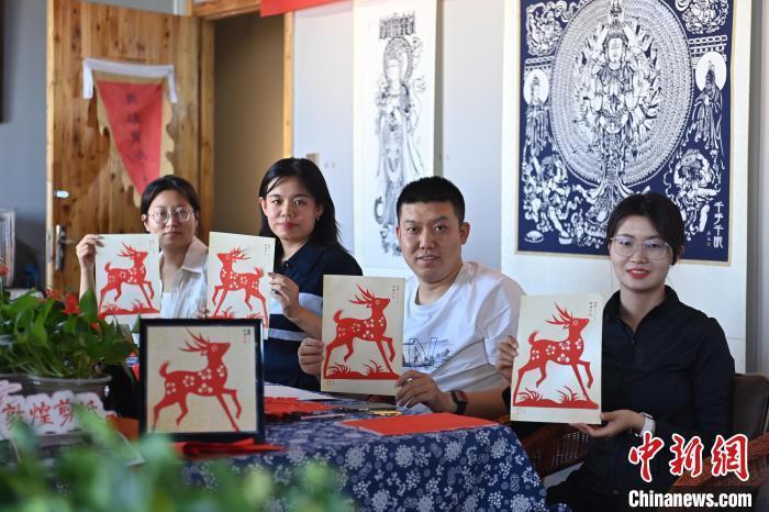 6月6日，在甘肅敦煌青年夜校課程中，青年學員展示學習敦煌非遺剪紙的成果。李亞龍 攝　　