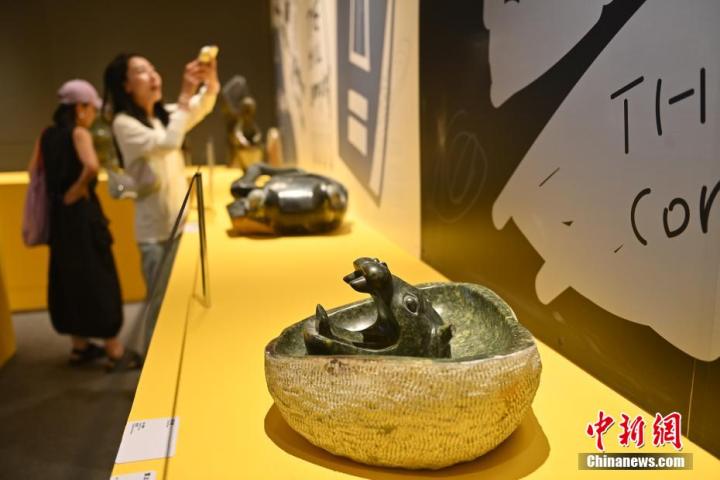 圖為該藝術(shù)展展陳的蛇紋石作品《河馬池》。中新社記者 李亞龍 攝