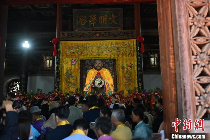 6月21日，2024(甲辰)年公祭中華人文始祖伏羲大典在甘肅天水舉行，來自海峽兩岸及港澳地區(qū)約500人現場共祭中華人文始祖伏羲。中新社記者 李亞龍 攝