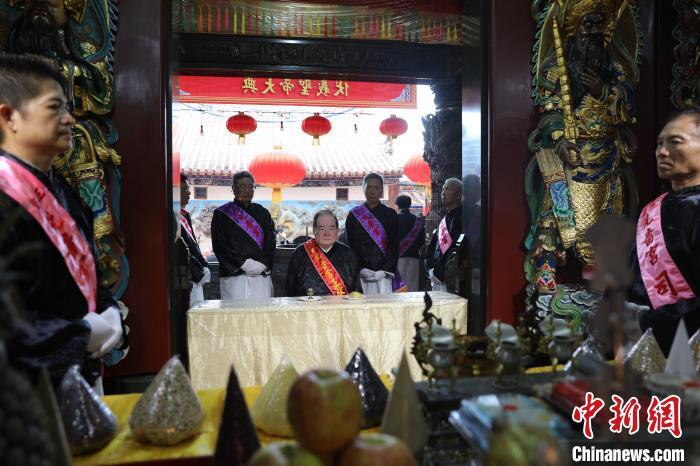 6月21日，“2024(甲辰年)兩岸共祭人文始祖伏羲典禮”在臺灣新北舉行。擔任主祭官的先嗇宮董事長、中國國民黨前秘書長李乾龍(中)出席典禮并擔任主祭官。中新社記者 張曉曦 攝