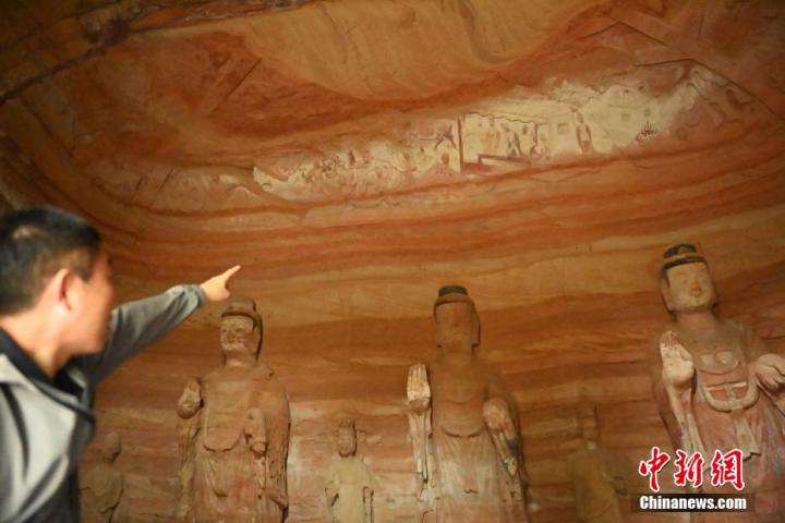 7月15日，甘肅省平?jīng)鍪袥艽h百里石窟長(zhǎng)廊中的南石窟寺1號(hào)窟內(nèi)，工作人員介紹窟內(nèi)僅存的浮雕——佛傳故事。百里石窟長(zhǎng)廊位于涇川縣境內(nèi)，由512個(gè)石窟、5眼窟中石井組成，現(xiàn)存王母宮石窟、鳳凰山石窟、南石窟寺、丈八寺石窟、羅漢洞石窟、太山寺石窟等規(guī)模較大的石窟群，還有數(shù)量眾多的小石窟群。南石窟寺開(kāi)鑿于北魏永平三年，其中1號(hào)窟屬于大型七佛窟，七佛高達(dá)6米。中新社記者 李亞龍 攝</p>
<p>