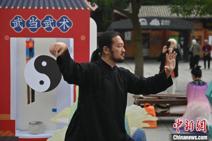 7月14日，甘肅省平?jīng)鍪嗅轻忌骄皡^(qū)內(nèi)，武當玄武派傳承人展示武當武術(shù)。7月13日至14日，“2024年北京體育大學第十五屆國際武術(shù)比賽交流大會暨首屆崆峒山國際武術(shù)大會”舉行，大會也在崆峒山景區(qū)進行問道崆峒、武術(shù)高級研修班、崆峒拜師等系列活動。中新社記者 李亞龍 攝</p>
<p>