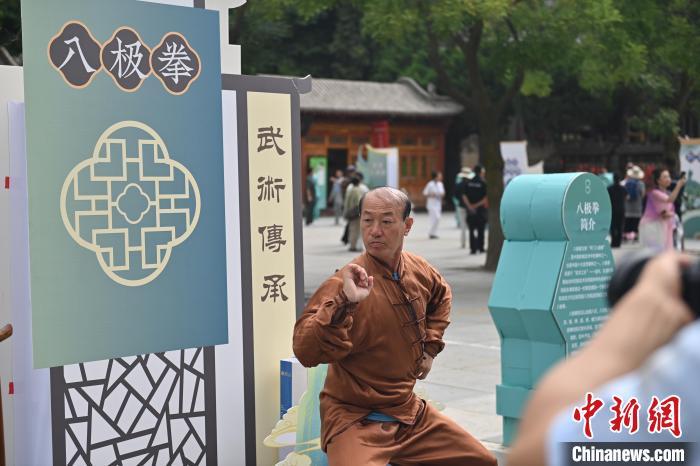 7月14日，甘肅省平?jīng)鍪嗅轻忌骄皡^(qū)內(nèi)，八極拳傳承人展示八極拳。7月13日至14日，“2024年北京體育大學第十五屆國際武術(shù)比賽交流大會暨首屆崆峒山國際武術(shù)大會”舉行，大會也在崆峒山景區(qū)進行問道崆峒、武術(shù)高級研修班、崆峒拜師等系列活動。中新社記者 李亞龍 攝</p>
<p>