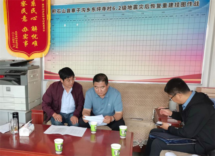 州縣紀(jì)委監(jiān)委機(jī)關(guān)聯(lián)合督查組對(duì)下沉干部 、駐村干部 、包村組長(zhǎng)、村干部 “四級(jí)”干部履職到崗情況，以及工作日志和民情臺(tái)賬、訴求臺(tái)賬進(jìn)行日常監(jiān)督檢查，壓實(shí)工作責(zé)任。.jpg