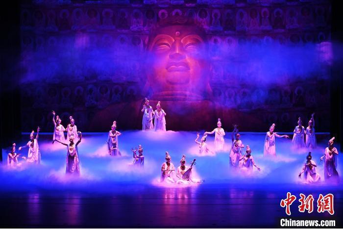 7月18日晚，中國(guó)經(jīng)典舞劇《絲路花雨》在甘肅蘭州黃河劇院進(jìn)行演出。中國(guó)經(jīng)典舞劇《絲路花雨》迎來(lái)45周年，7月17日-8月4日在蘭州開(kāi)啟為期多天的駐場(chǎng)演出。該舞劇取材于敦煌莫高窟壁畫(huà)，集中國(guó)霓裳羽衣舞、敦煌舞、印度舞、黑巾舞、波斯馬鈴舞等于一身，自1979年演出至今，該劇先后在40多個(gè)國(guó)家和地區(qū)演出近4000場(chǎng)，觀眾550多萬(wàn)人次。中新社記者 李亞龍 攝</p>
<p>