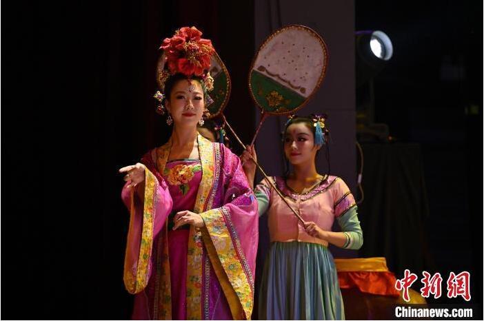 7月18日晚，中國(guó)經(jīng)典舞劇《絲路花雨》在甘肅蘭州黃河劇院進(jìn)行演出。中國(guó)經(jīng)典舞劇《絲路花雨》迎來(lái)45周年，7月17日-8月4日在蘭州開(kāi)啟為期多天的駐場(chǎng)演出。該舞劇取材于敦煌莫高窟壁畫(huà)，集中國(guó)霓裳羽衣舞、敦煌舞、印度舞、黑巾舞、波斯馬鈴舞等于一身，自1979年演出至今，該劇先后在40多個(gè)國(guó)家和地區(qū)演出近4000場(chǎng)，觀眾550多萬(wàn)人次。中新社記者 李亞龍 攝</p>
<p>