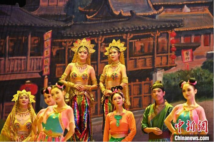 7月18日晚，中國(guó)經(jīng)典舞劇《絲路花雨》在甘肅蘭州黃河劇院進(jìn)行演出。中國(guó)經(jīng)典舞劇《絲路花雨》迎來(lái)45周年，7月17日-8月4日在蘭州開(kāi)啟為期多天的駐場(chǎng)演出。該舞劇取材于敦煌莫高窟壁畫(huà)，集中國(guó)霓裳羽衣舞、敦煌舞、印度舞、黑巾舞、波斯馬鈴舞等于一身，自1979年演出至今，該劇先后在40多個(gè)國(guó)家和地區(qū)演出近4000場(chǎng)，觀眾550多萬(wàn)人次。中新社記者 李亞龍 攝</p>
<p>