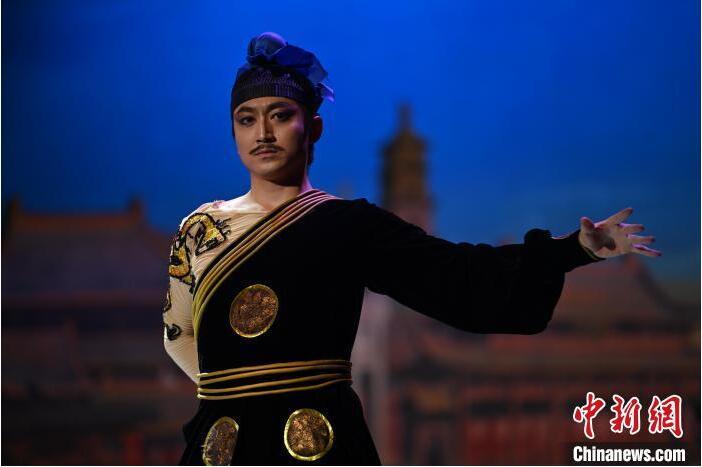 7月18日晚，中國(guó)經(jīng)典舞劇《絲路花雨》在甘肅蘭州黃河劇院進(jìn)行演出。中國(guó)經(jīng)典舞劇《絲路花雨》迎來(lái)45周年，7月17日-8月4日在蘭州開(kāi)啟為期多天的駐場(chǎng)演出。該舞劇取材于敦煌莫高窟壁畫(huà)，集中國(guó)霓裳羽衣舞、敦煌舞、印度舞、黑巾舞、波斯馬鈴舞等于一身，自1979年演出至今，該劇先后在40多個(gè)國(guó)家和地區(qū)演出近4000場(chǎng)，觀眾550多萬(wàn)人次。中新社記者 李亞龍 攝