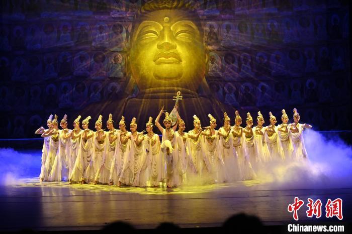 7月18日晚，中國經(jīng)典舞劇《絲路花雨》在甘肅蘭州黃河劇院演出。李亞龍 攝