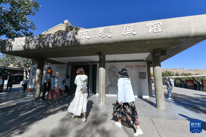 7月22日，游客排隊進(jìn)入“尋境敦煌——數(shù)字敦煌沉浸展”場館。新華社記者 郎兵兵 攝</p>
<p>