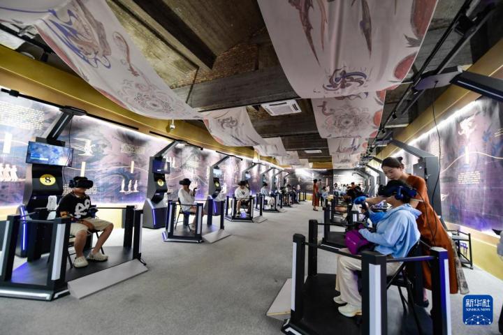 7月22日，游客線下體驗“尋境敦煌——數(shù)字敦煌沉浸展”。新華社記者 郎兵兵 攝</p>
<p>