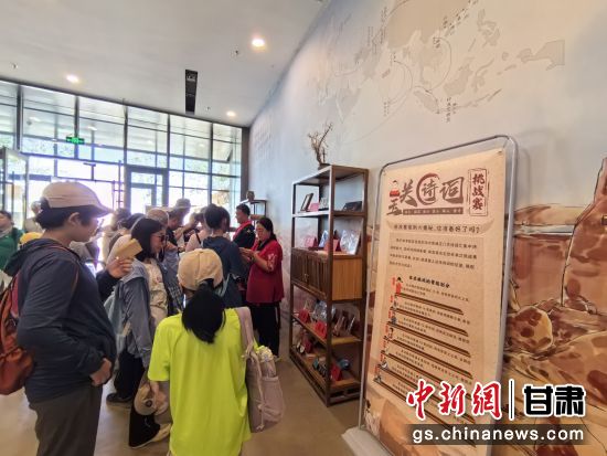 近日，玉門關(guān)遺址景區(qū)開啟了一場(chǎng)精彩紛呈的玉關(guān)詩(shī)詞挑戰(zhàn)賽，吸引眾多游人參與其中。玉門關(guān)遺址景區(qū)供圖