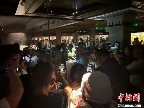 8月17日至23日，“濃濃民族情 兩岸一家親”臺(tái)灣同胞參訪團(tuán)甘肅行交流活動(dòng)在甘肅展開。圖為臺(tái)胞參觀甘肅省博物館。中新社記者 閆姣 攝