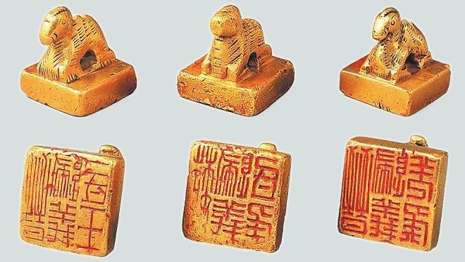 從左至右依次為“晉歸義羌侯”金印、“晉歸義氐王”金印、“魏歸義氐侯”金印