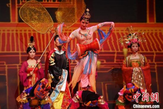 2023年第六屆敦煌文博會(huì)期間，系列演藝上演。(資料圖)李亞龍 攝